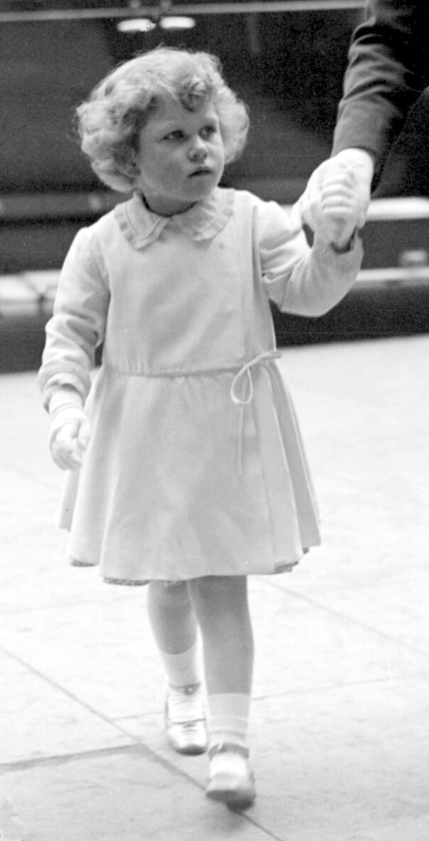 BLE DRONNING: At denne lille jenta, fotografert i 1930, skulle bli dronning, hadde man ikke ventet. Det var derimot slik det ble, og mange synes i dag at hun har gjort en formidabel jobb på tronen. Foto: NTB scanpix BLE DRONNING: At denne lille jenta, fotografert i 1930, skulle bli dronning, hadde man ikke ventet. Det var derimot slik det ble, og mange synes i dag at hun har gjort en formidabel jobb på tronen. Foto: NTB scanpix